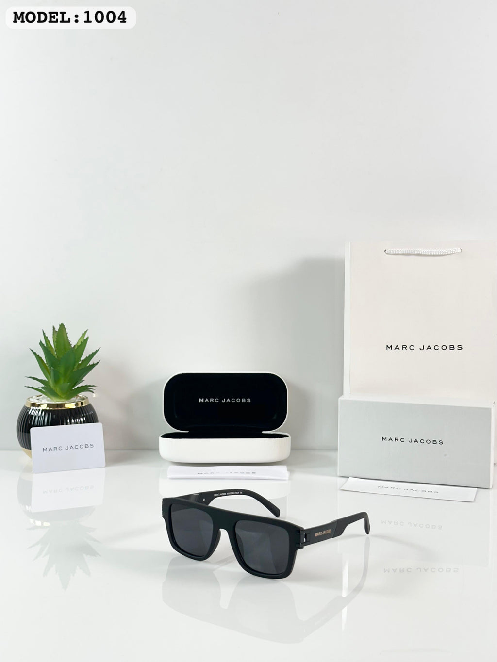 MARC JACOBS 1004 BLACK