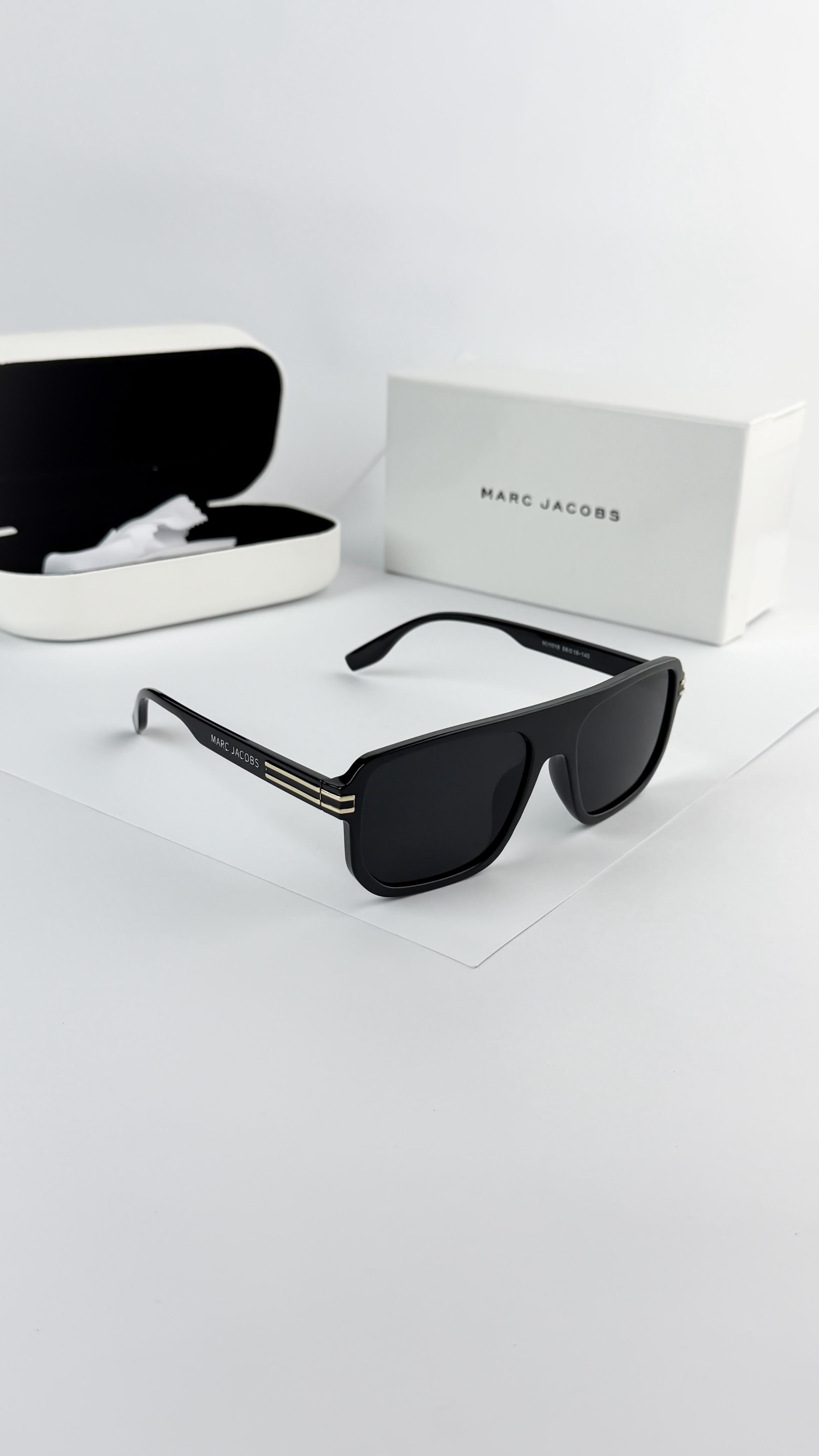MARC JACOBS BLACK 1018