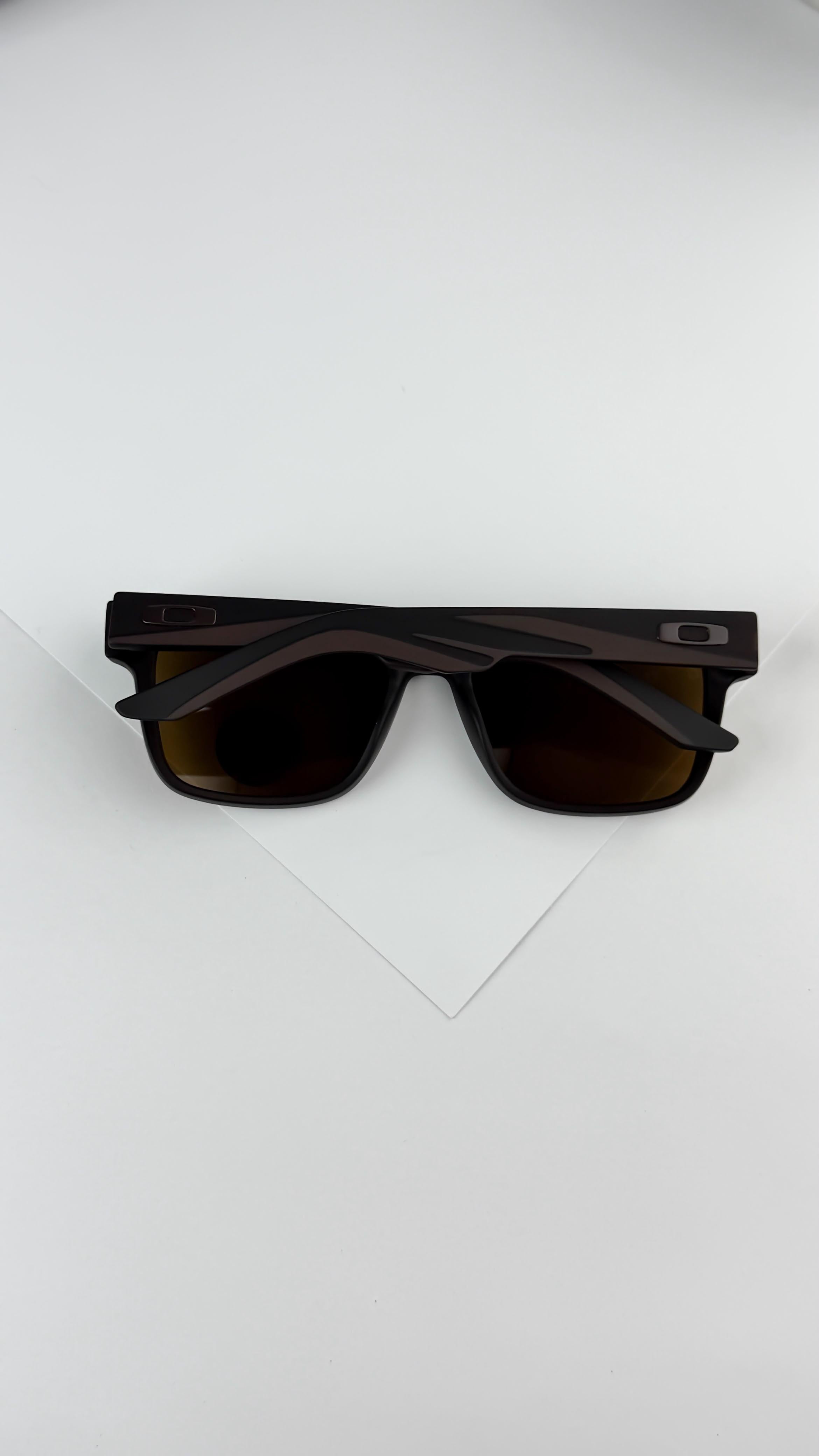 OAKLEY BROWN 2262