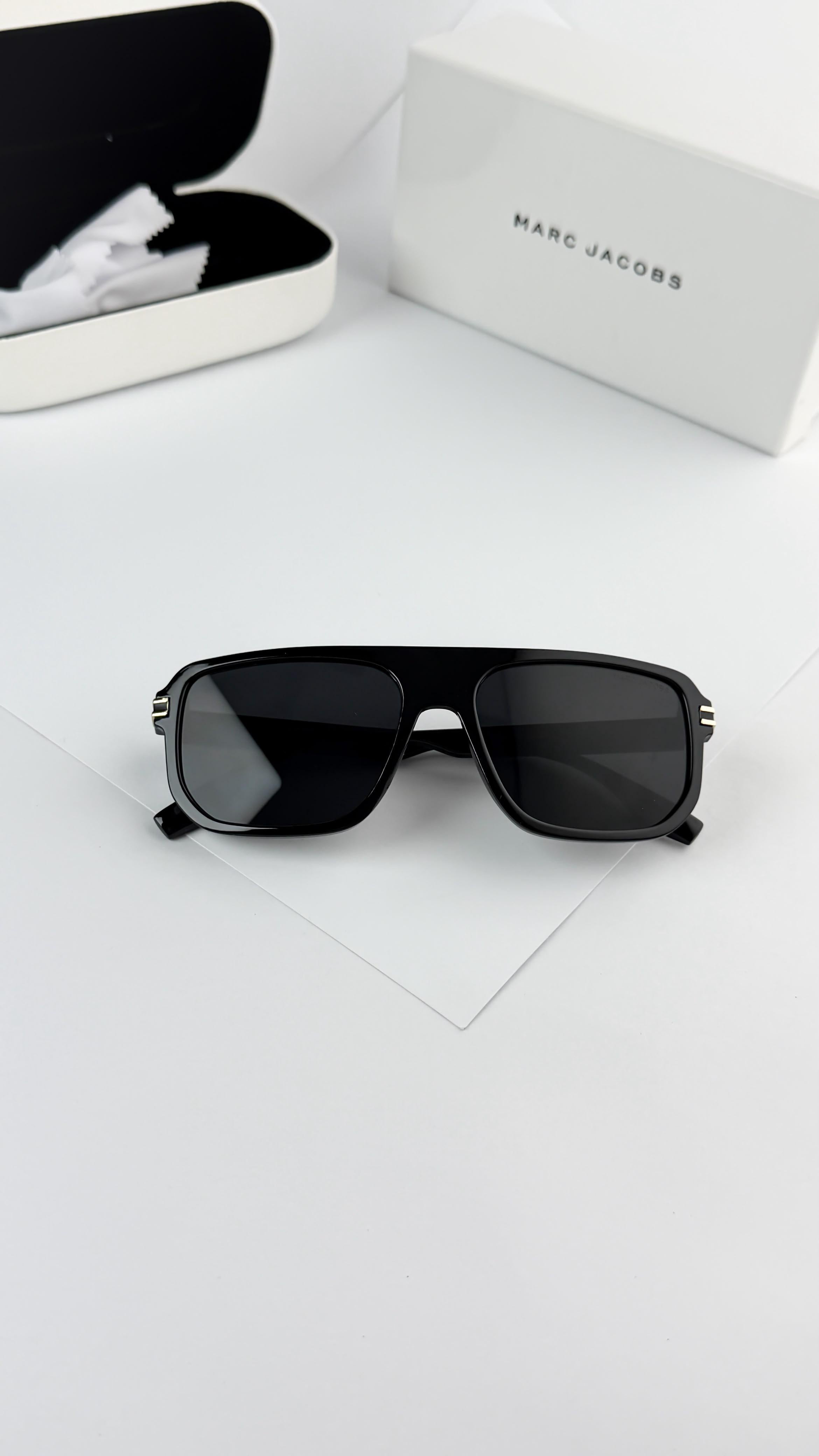 MARC JACOBS BLACK 1018